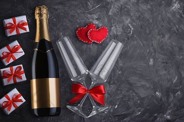 前视图香槟瓶空白标签眼镜红色的缎丝带弓手工制作的心礼物盒子复制<strong>空间</strong>