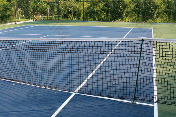 蓝色场地的网球场。