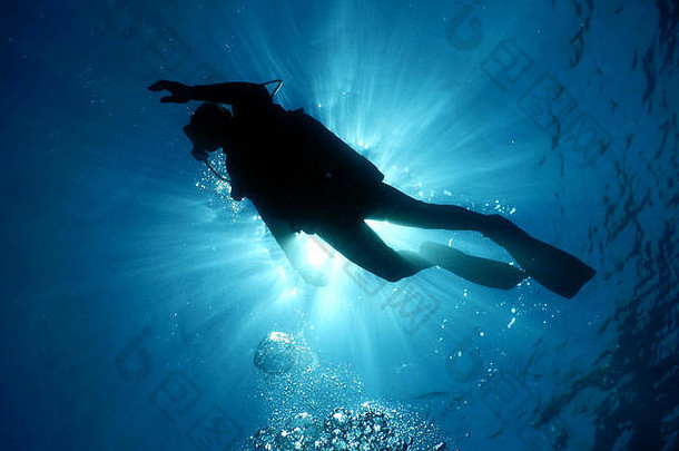 在地中海清澈的海水中潜水。潜水员轮廓的<strong>水下</strong>照片。<strong>水下</strong>闪电条件。