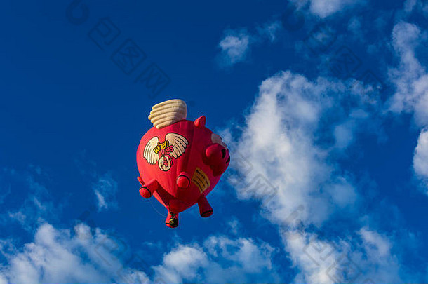 在一年一度的热气球节的大升天期间，热气球飞越新墨西哥州阿尔伯克基市