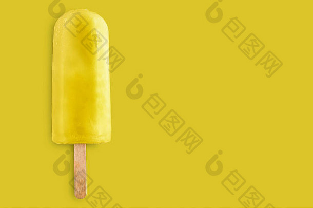 黄色背景的柠檬冰棒