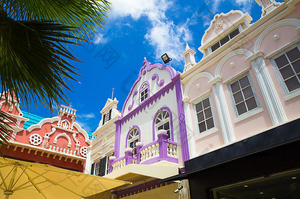 在加勒比海城市阿鲁巴奥兰杰斯塔德市中心的建筑物上，生动多彩的荷兰建筑范例