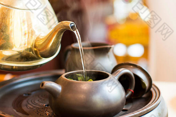 热水倒陶瓷茶壶使茶