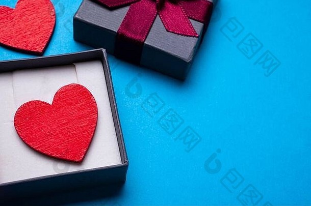 红色的心礼物盒子情人节一天
