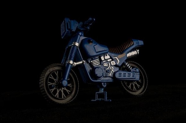 黑色背景上交叉摩托车摩托车玩具对象的特写镜头