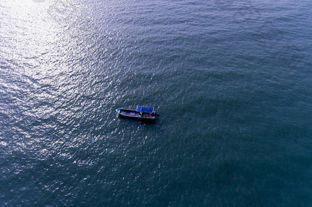 小船巨大的蓝色的海阳光明媚的一天