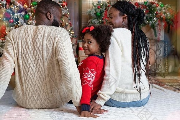 可爱的非洲小女孩和父母在家庆祝圣诞节
