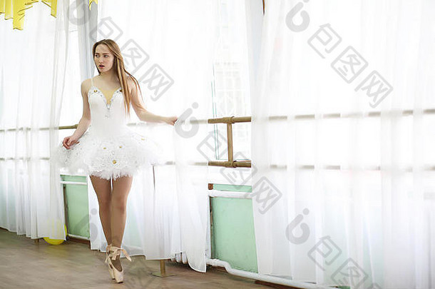 漂亮的女孩芭蕾舞舞者练习