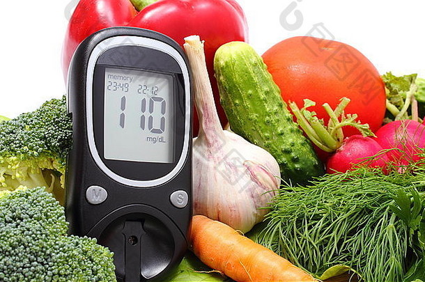血糖仪和新鲜成熟<strong>的</strong>生蔬菜，健康有机蔬菜桌，健康饮食和<strong>糖尿病的</strong>概念。