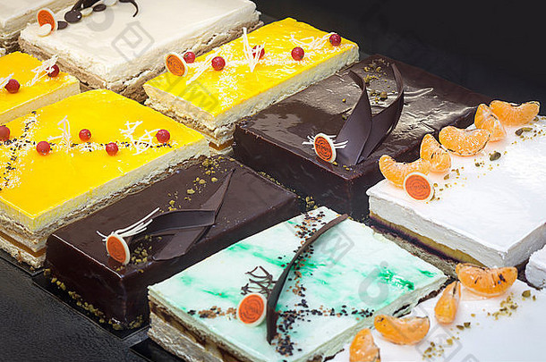 蛋糕店橱窗里的糕点陈列（法国）。法国甜品展（法国）。