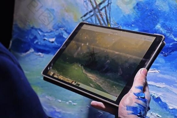 艺术家模仿者用海洋中的船描绘海景。工匠装饰师用亚克力颜料绘制蓝色海洋上的船帆。在平板电脑和个人电脑方面。