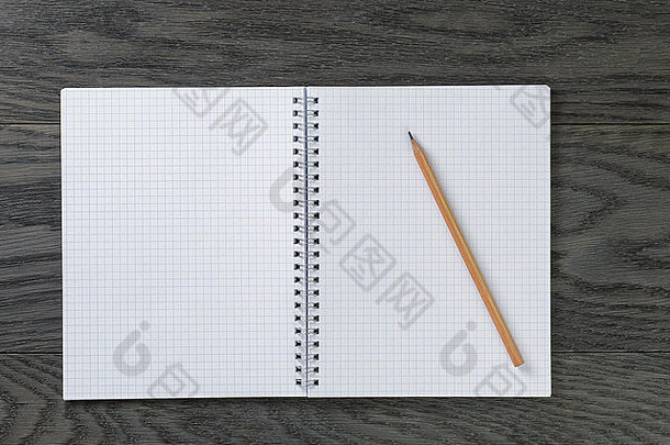 灰色木桌上的铅笔空白记事本