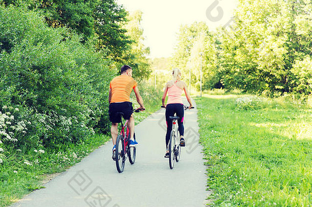 户外骑自行车的幸福夫妻