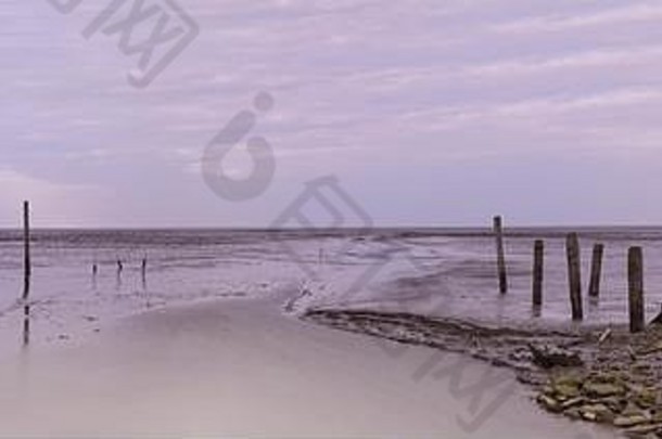 一张图片中的两张照片：荷兰特克塞尔岛上的小西尔港全景