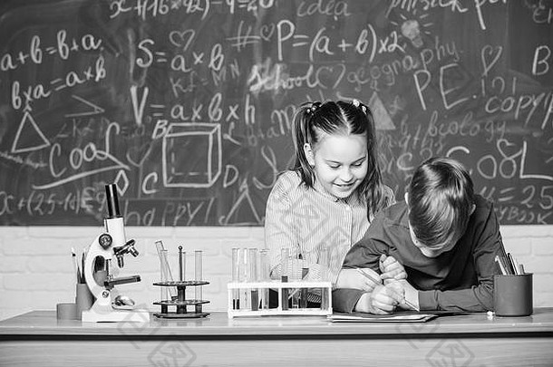 化学科学。用显微镜进行生物学实验。在学校实验室学习化学的小孩子科学家。实验室显微镜和试管。小孩子。科学有了化学，我们可以。