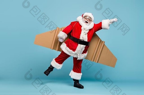 完整的长度身体大小视图不错的脂肪快乐的愉快的很高兴有目的的超级圣诞老人穿温暖的外套飞机翅膀飞行快交付礼物