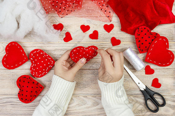 红色的手工制作的心形的软玩具情人节一天浪漫的的关系健康的生活方式美丽的现在爱健康护理概念假期