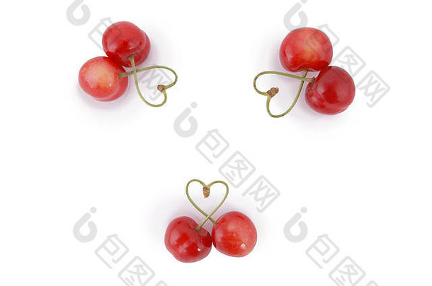一对甜蜜的樱桃水果心形状的阀杆孤立的白色背景