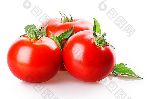 在白色背景上分离出三个带绿叶的红色番茄