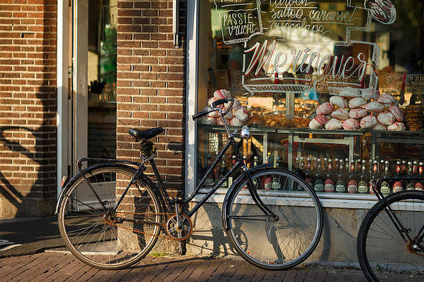 面包师商店橱窗旁的自行车