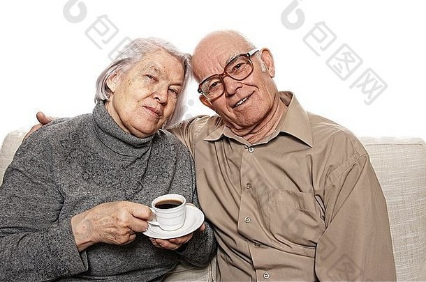 快乐的<strong>老年</strong>夫妇喝咖啡