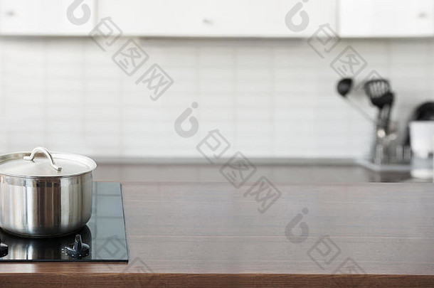 模糊背景现代散焦柔和的厨房木桌面空间设计