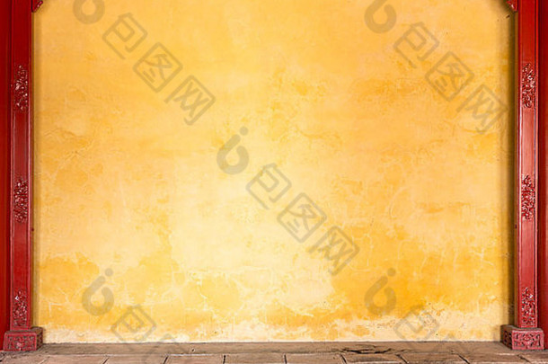 墙壁用黄色灰泥装饰。两边深棕色木板上有金色花朵图案的肮脏墙壁。A.