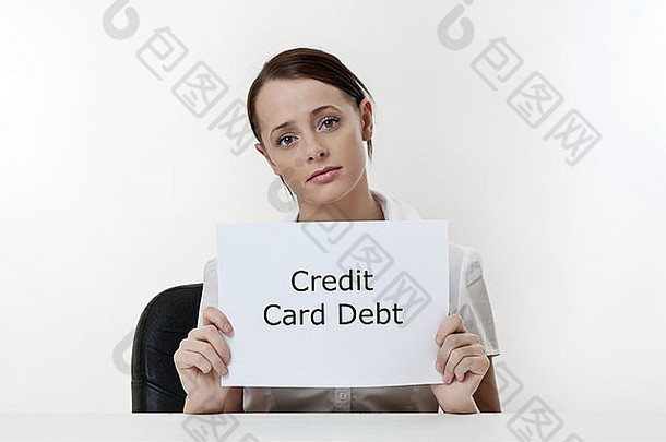女人坐着桌子上担心信贷卡债务问题
