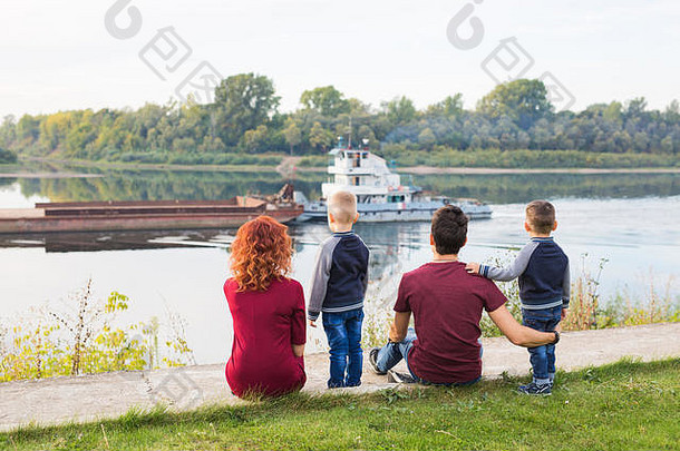 为人父母童年自然概念家庭坐着绿色地面小船