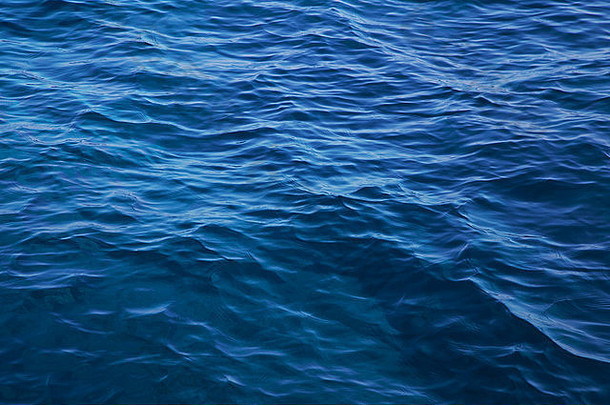 海洋：蓝色空水背景-空旷的自然表面。