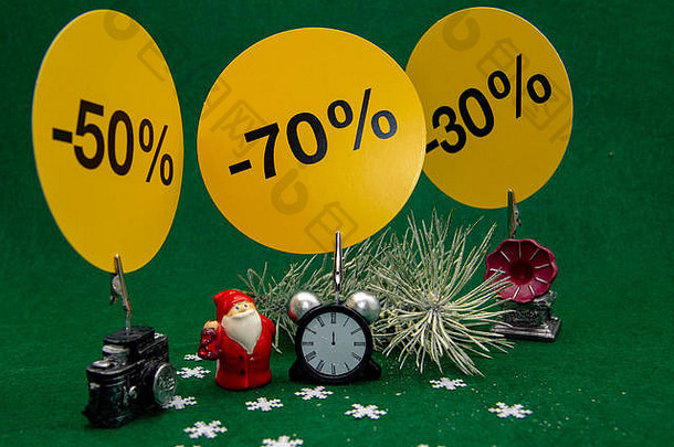圣诞装饰，绿色背景上有指示销售百分比的标志