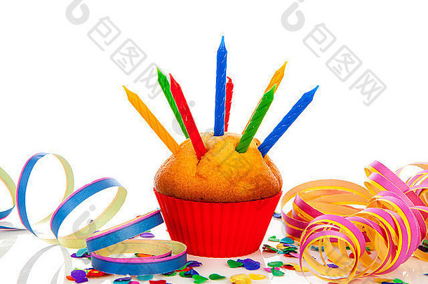 生日纸杯蛋糕配蜡烛和五彩纸屑