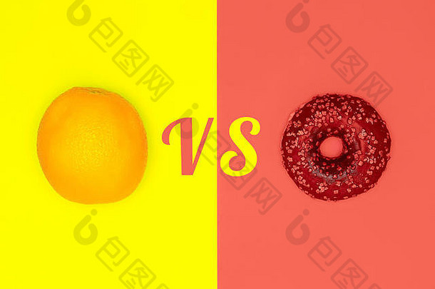健康食品vs有害零食。选择概念。橘子和甜甜圈。活珊瑚平地