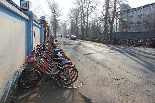 街道上的一排自行车——中国北京