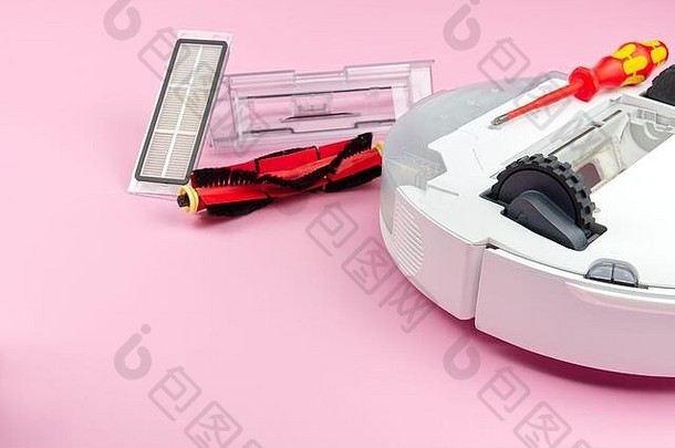 白色机器人吸尘器。粉红色背景上的吸尘器机器人维修概念。技术机器人