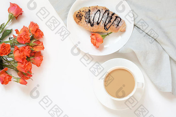 新鲜烤巧克力羊角面包杯咖啡白色表格前视图女早餐概念复制空间