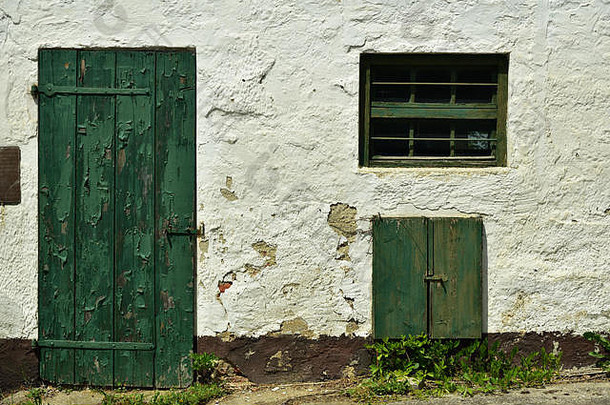 外观农舍绿色饱经风霜的木门贴户外墙