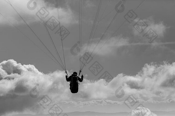 在西班牙比利牛斯山莱达的蒙塞克滑翔伞