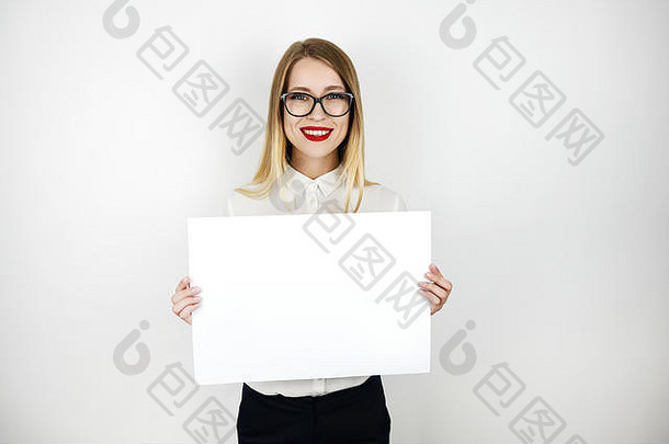 戴眼镜的年轻美女拿着一张空白纸，将白色背景空间分隔成文本