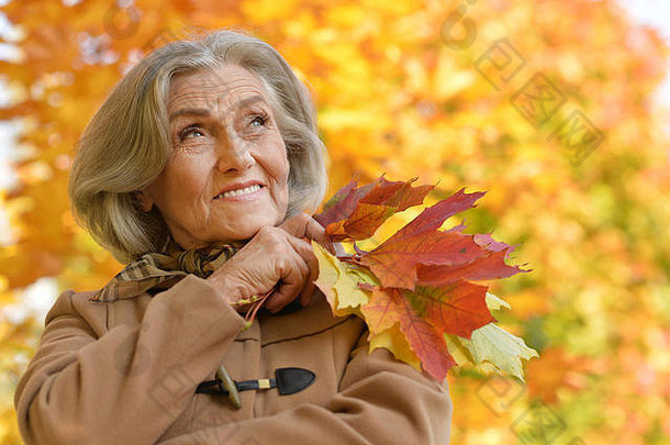 美丽的中年女人背景秋天叶子