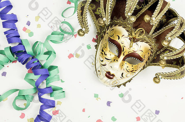 狂欢节威尼斯面具，白色背景上有五彩纸屑和彩带