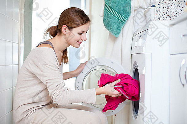 做家务年轻的女人洗衣浅景深颜色健美的图像