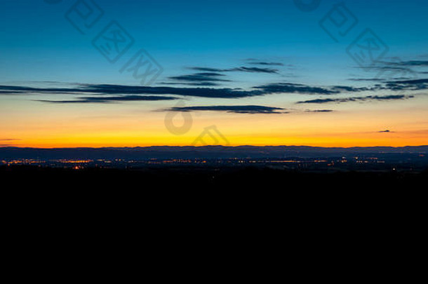 豪迈的夏夜，美丽的夕阳和黄昏的色彩笼罩在罗恩山谷之上。从远处看阿第什和瓦伦斯城