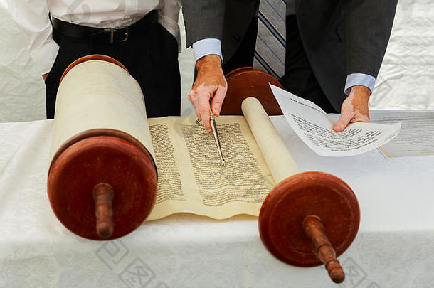 2016年9月5日美国纽约男孩之手在成人礼上阅读犹太律法