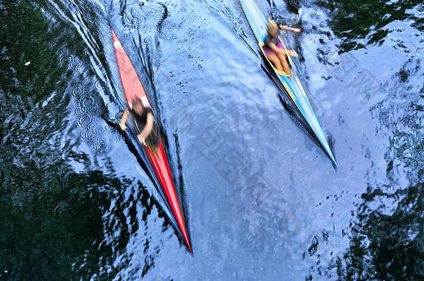 两条皮艇在水中以极快的速度滑行