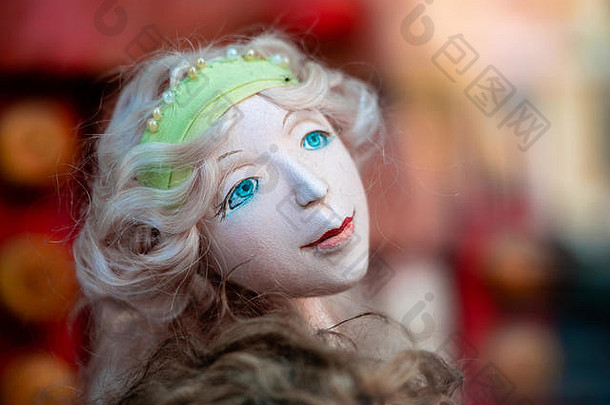莫斯科，俄罗斯——2019年9月14日：在莫斯科一家木偶剧院的橱窗里，描绘童话英雄的玩偶。一个长着蓝眼睛的女人的头像