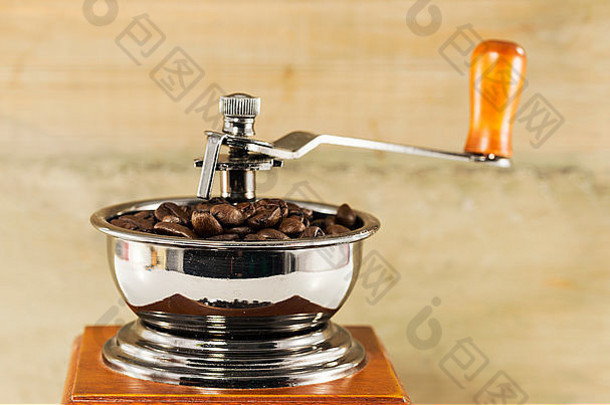木制背景的咖啡豆研磨机