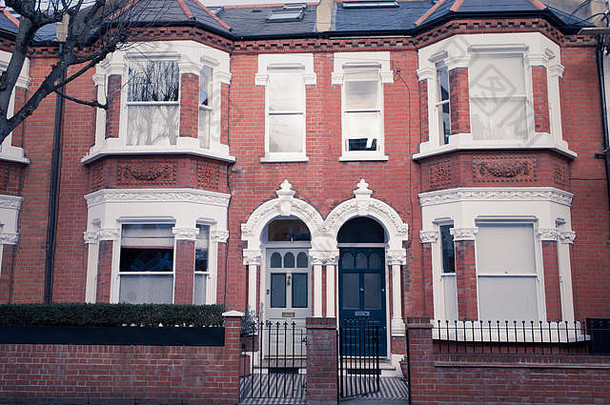 英国伦敦南部克拉帕姆，一座华丽的维多利亚式红砖白饰面房屋的正面。复古哑光效应