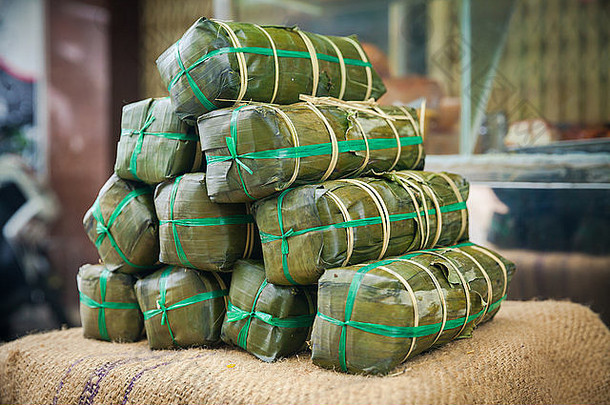 越南芽庄街道上的街头小吃摊，出售传统的节日班车包装。