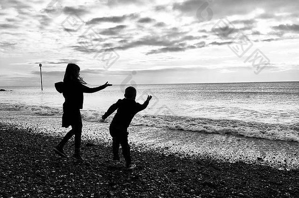 孩子们<strong>扔石头</strong>海博格诺里海滩